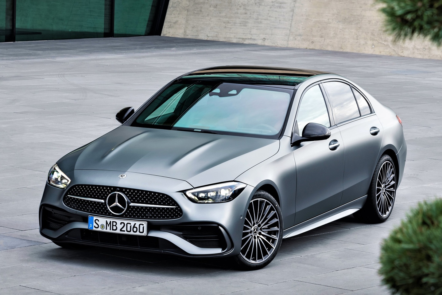 Sexta geração do Mercedes-Benz Classe C desembarca no Brasil no final de janeiro de 2022