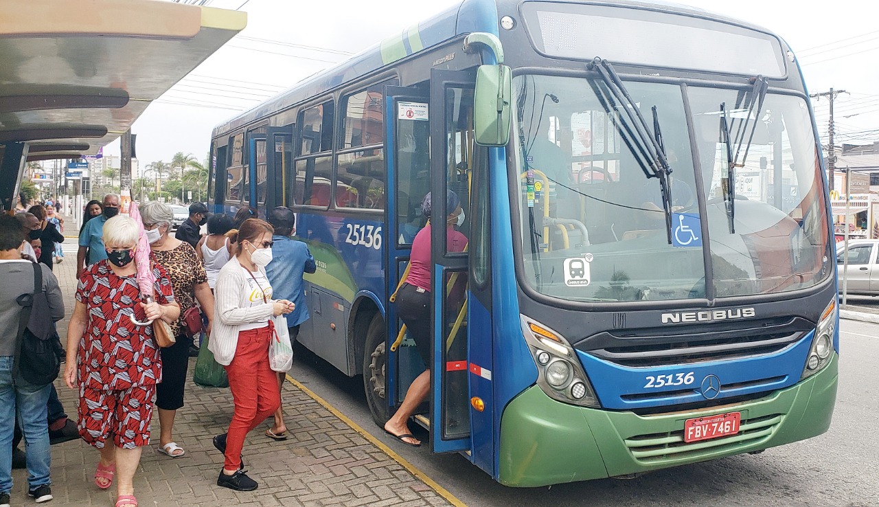 Atrasos constantes em diversas linhas de ônibus voltam a ser apontados por usuários de Itanhaém