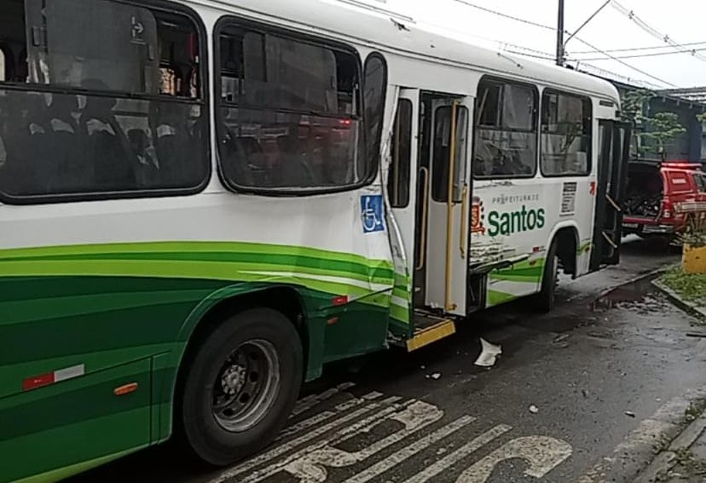 Acidente entre ônibus municipal e caminhão bloqueiam vias em Santos