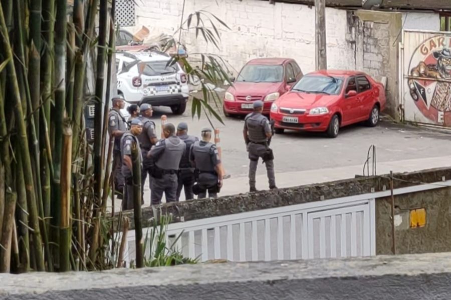 Após a troca de tiros cessar, os policiais seguiram com a operação, que teve apoio do Batalhão de Choque e do helicóptero Águia