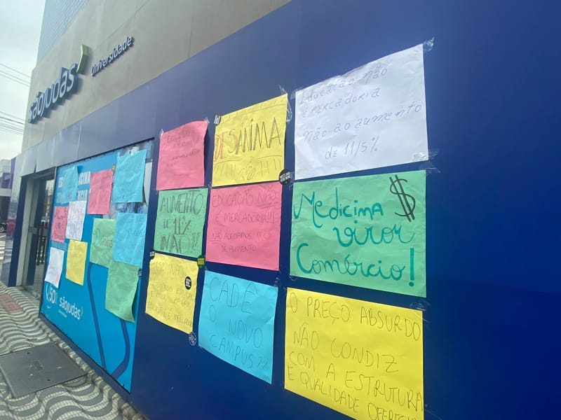 Cerca de 80 estudantes se reuniram em frente à Universidade São Judas, campus Cubatão, para protestar contra o aumento da mensalidade