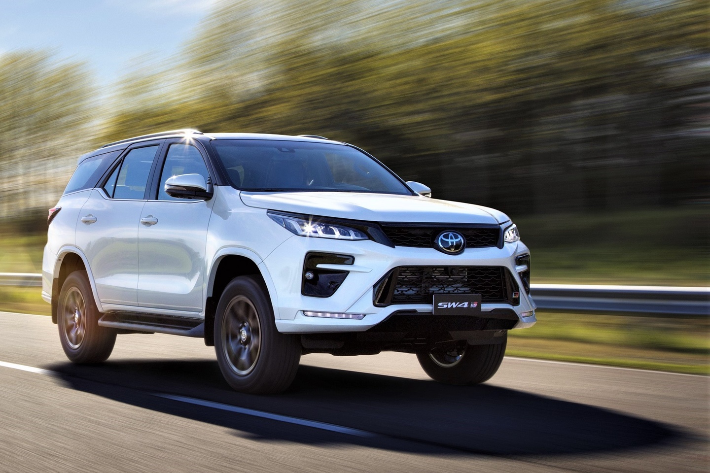 Utilitário esportivo com a assinatura Gazoo Racing desembarca no mercado brasileiro com preço de R$ 415.790