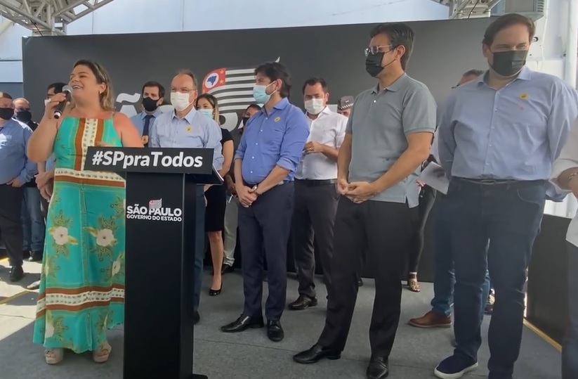 Prefeita de Ubatuba, Flavia Pascoal, e vice-governador Rodrigo Garcia (de camisa polo)