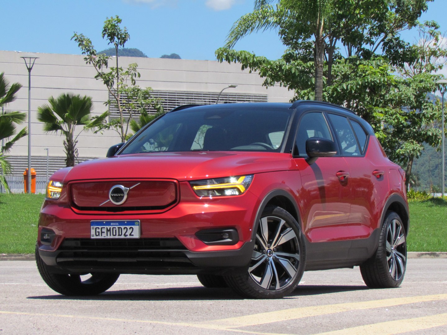 A bateria de 78 kWh do Volvo XC40 elétrico oferece um alcance de mais de 400 quilômetros com uma única carga e pode ser carregada em uma tomada convencional ou por meio de Wallboxos