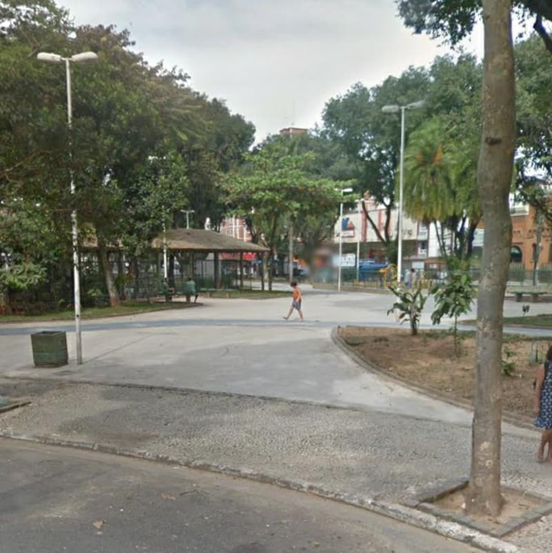 Homem é morto à facadas e corpo é encontrado em praça de Santos