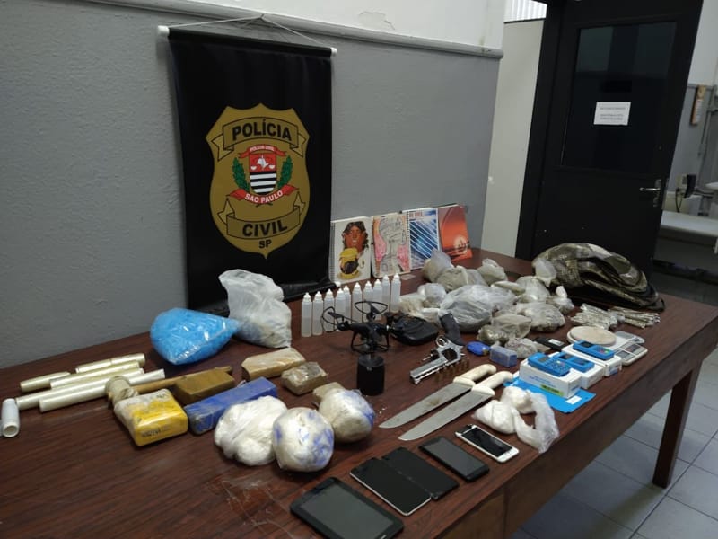 Polícia prende jovem que guardava depósito de drogas em Santos