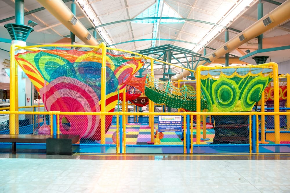 Para se divertir no Labirinto Mágico no Shopping Parque Balneário, é necessário adquirir um passaporte individual para cada criança