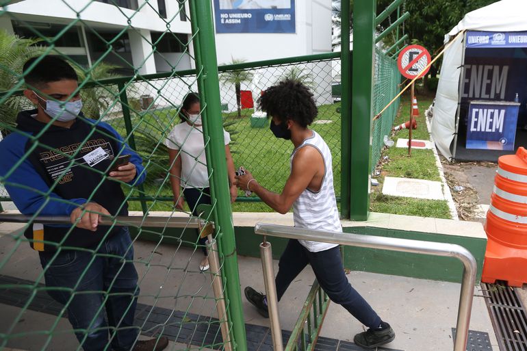 Participantes do Exame Nacional do Ensino Médio (Enem) 2021 fazem, neste domingo (28), segundo dia de avaliação, provas de matemática e de ciência da natureza
