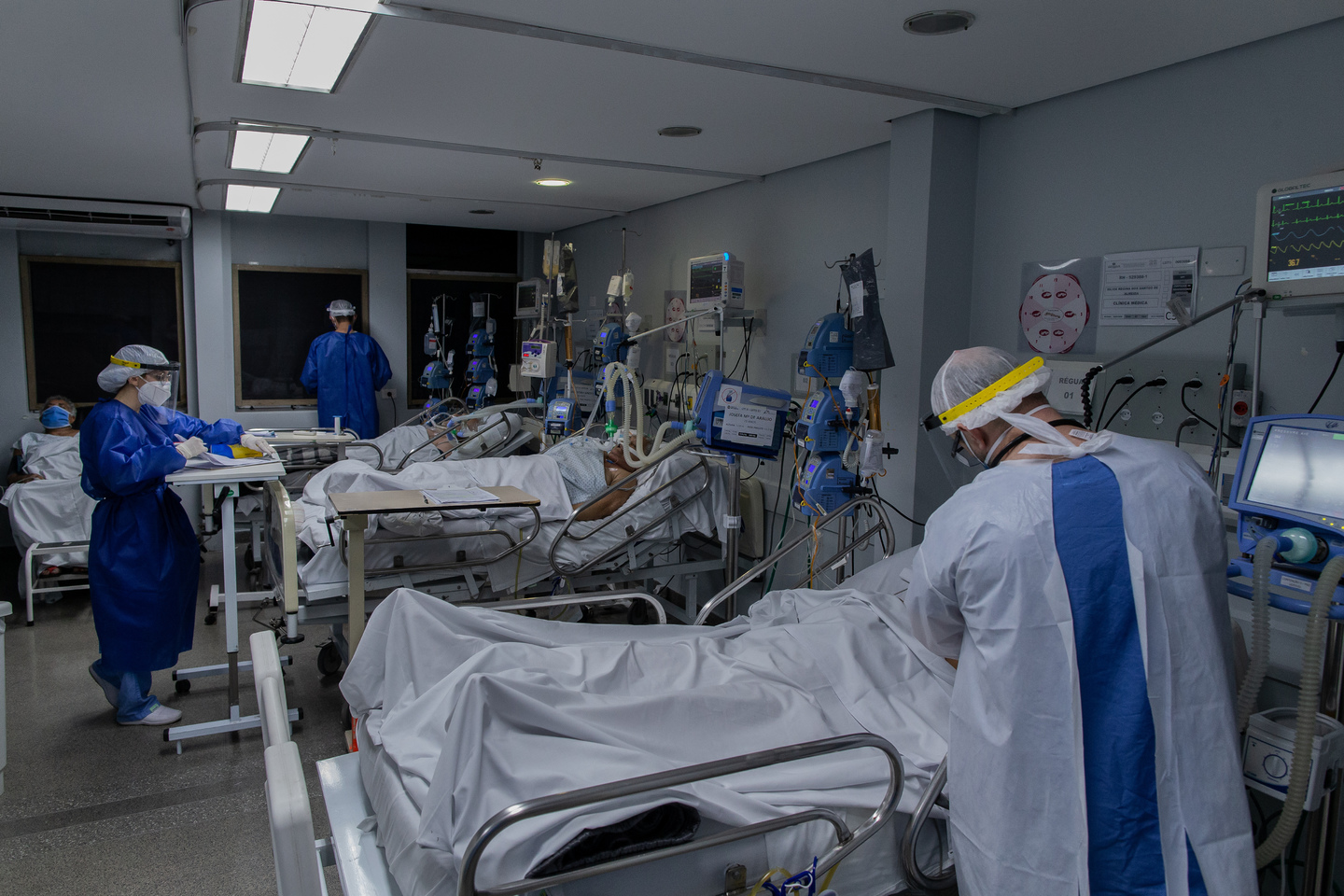 Profissionais do MSF (Médicos Sem Fronteiras), durante trabalho na UTI do Hospital Tide Setubal, em São Miguel Paulista, zona leste de SP