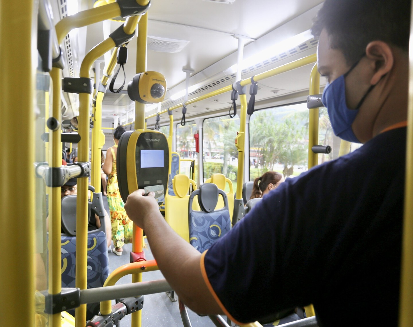 Para se inscrever, o interessado deverá acessar o site da Prefeitura de Guarujá, selecionar a aba Educação e clicar na opção Passe Livre