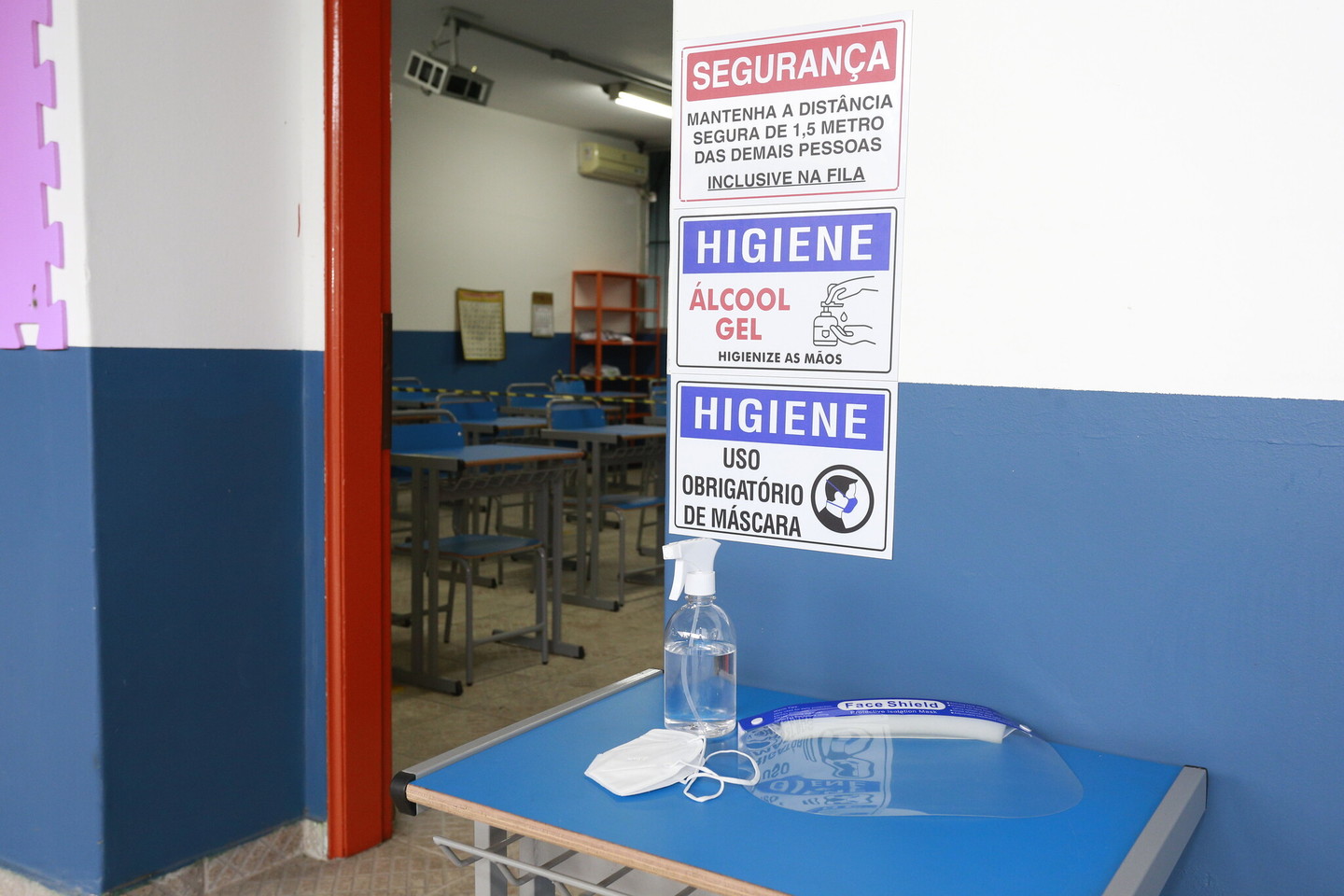 A Secretaria de Educação (Seduc) adquiriu recentemente um total de 40.226 itens de equipamentos de proteção individual