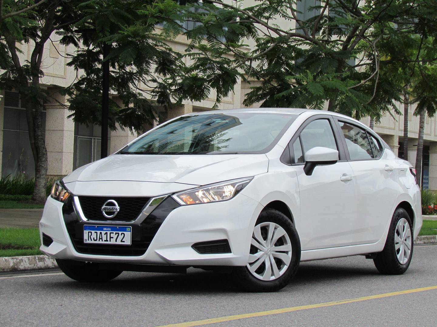 Quem topa abrir mão do câmbio CVT e de algumas novidades tecnológicas, pode levar para casa um Versa com o visual da atual geração pagando quase 23% a menos