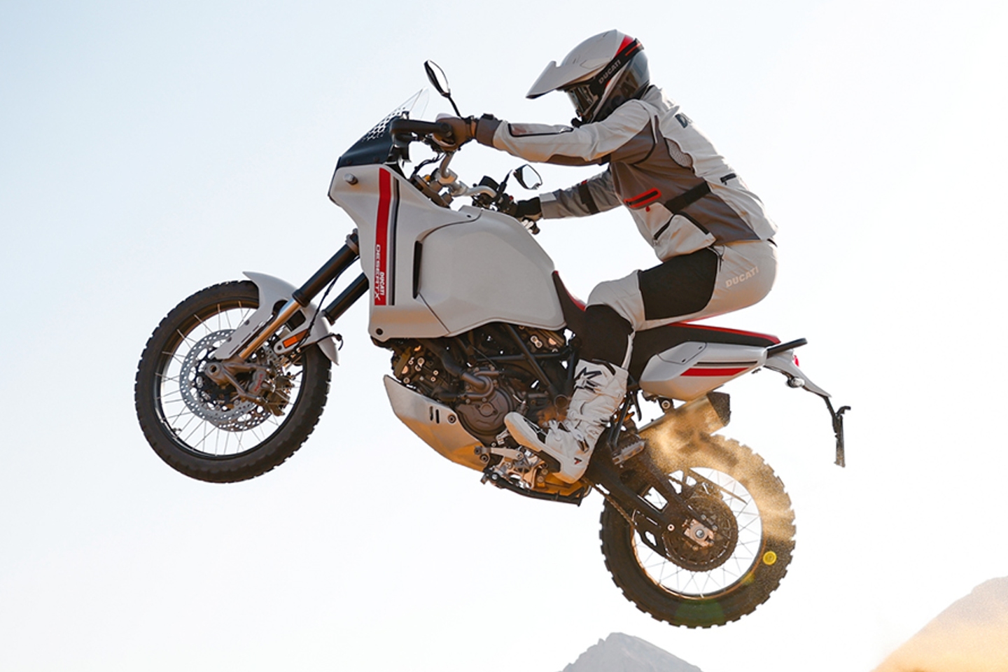 Design da DesertX é uma releitura contemporânea das motocicletas de Rali e Enduro do início dos anos 1980