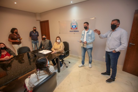Famílias recebem chaves / Praia Grande