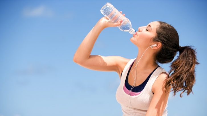 O que importa é ter uma boa hidratação e, por isso, quem bebe pouca água pode desenvolver cálculos em qualquer temperatura