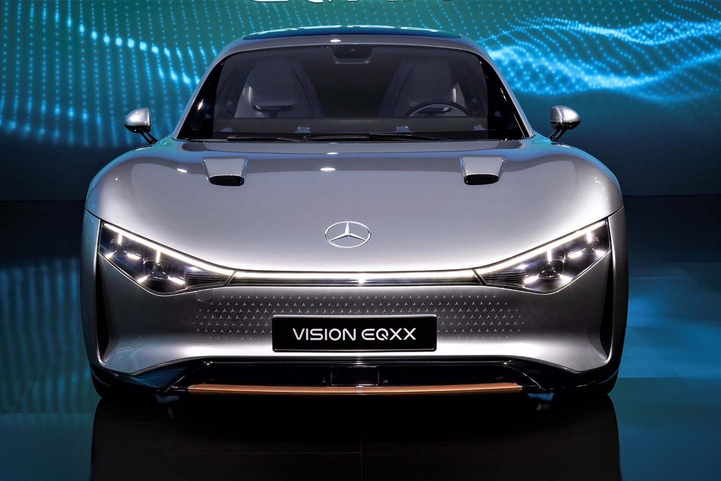 Com 2,80 metros de distância de entre-eixos e 1.750 quilos de peso total, o Vision EQXX carrega muita coisa vinda da Fórmula-1, como a parte elétrica do trem de força e a aerodinâmica