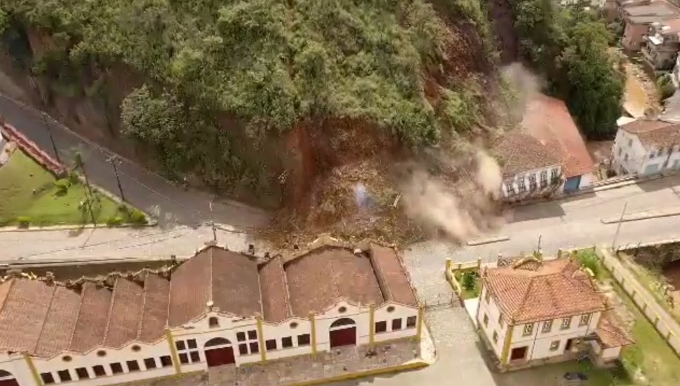 Momento exato em que morro atinge casarão histórico em Ouro Preto e ele