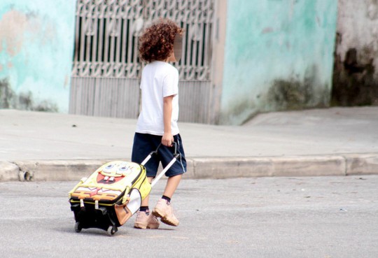 Aluno indo para a escola