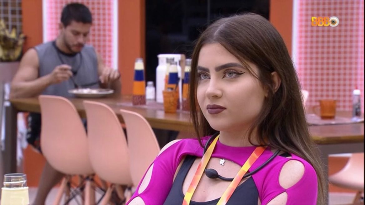 Jade Picon teve uma madrugada agitada após a eliminação de Bárbara, sua aliada do jogo