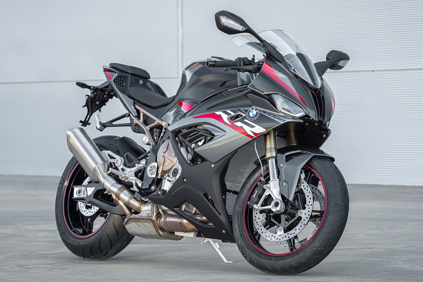 A motocicleta chega ao mercado com uma nova opção de cor, chamada de Cinza Mineral