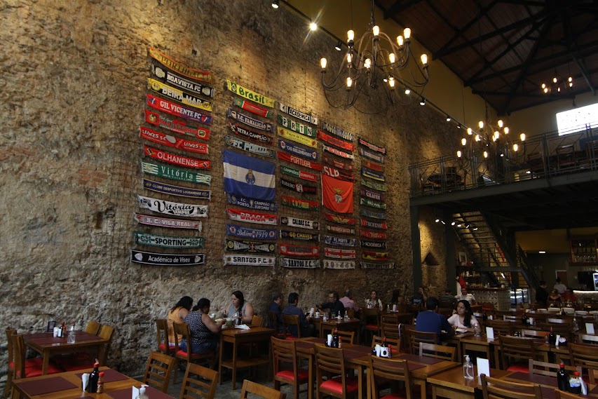 Restaurante Tasca do Porto (Rua XV de Novembro, 115), noitada típica com o fado