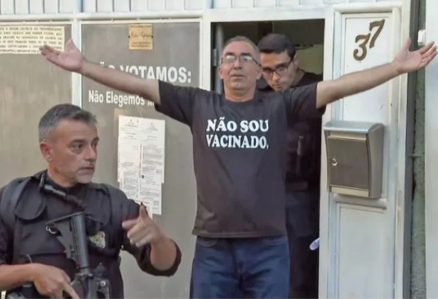 No momento da prisão, o pastor usava uma camisa preta com os dizeres