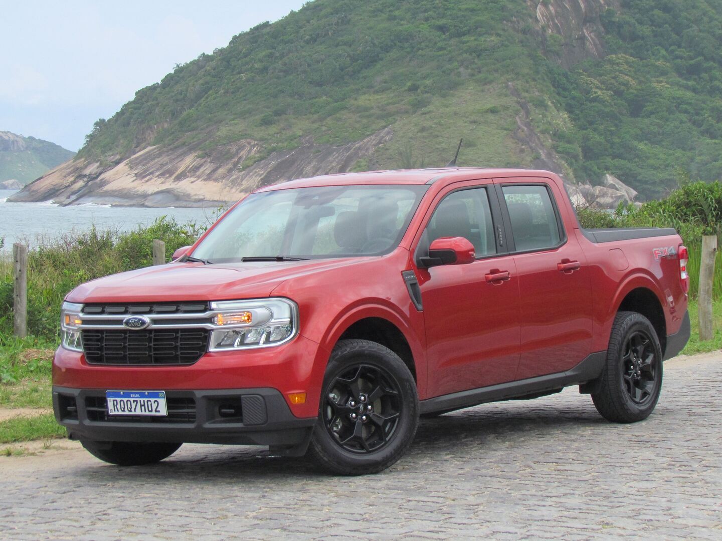 O design da Maverick segue a tendência musculosa da atual linha global de picapes da Ford