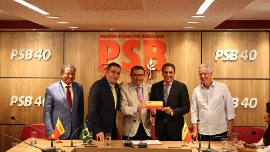O técnico de futebol Vanderlei Luxemburgo assinou hoje sua carta de filiação ao PSB