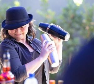 Termo bartender foi criado para classificar qualquer pessoa, independentemente do gênero, que trabalha atrás do balcão