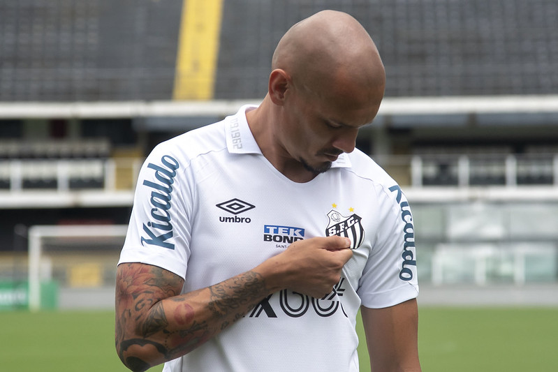 Maicon deixa o Santos