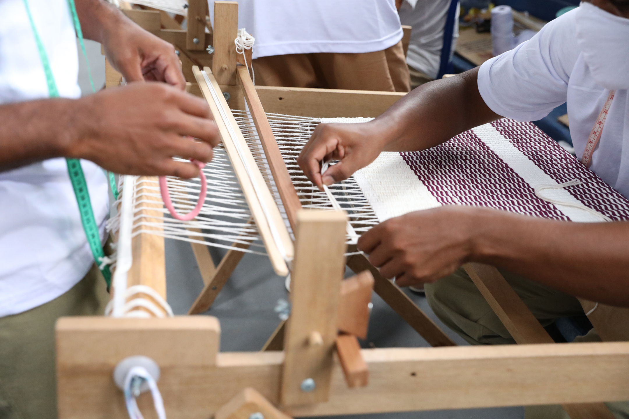 Na Baixada Santista, 10 reeducandos da Penitenciária 2 de São Vicente trabalham na produção de peças de artesanato