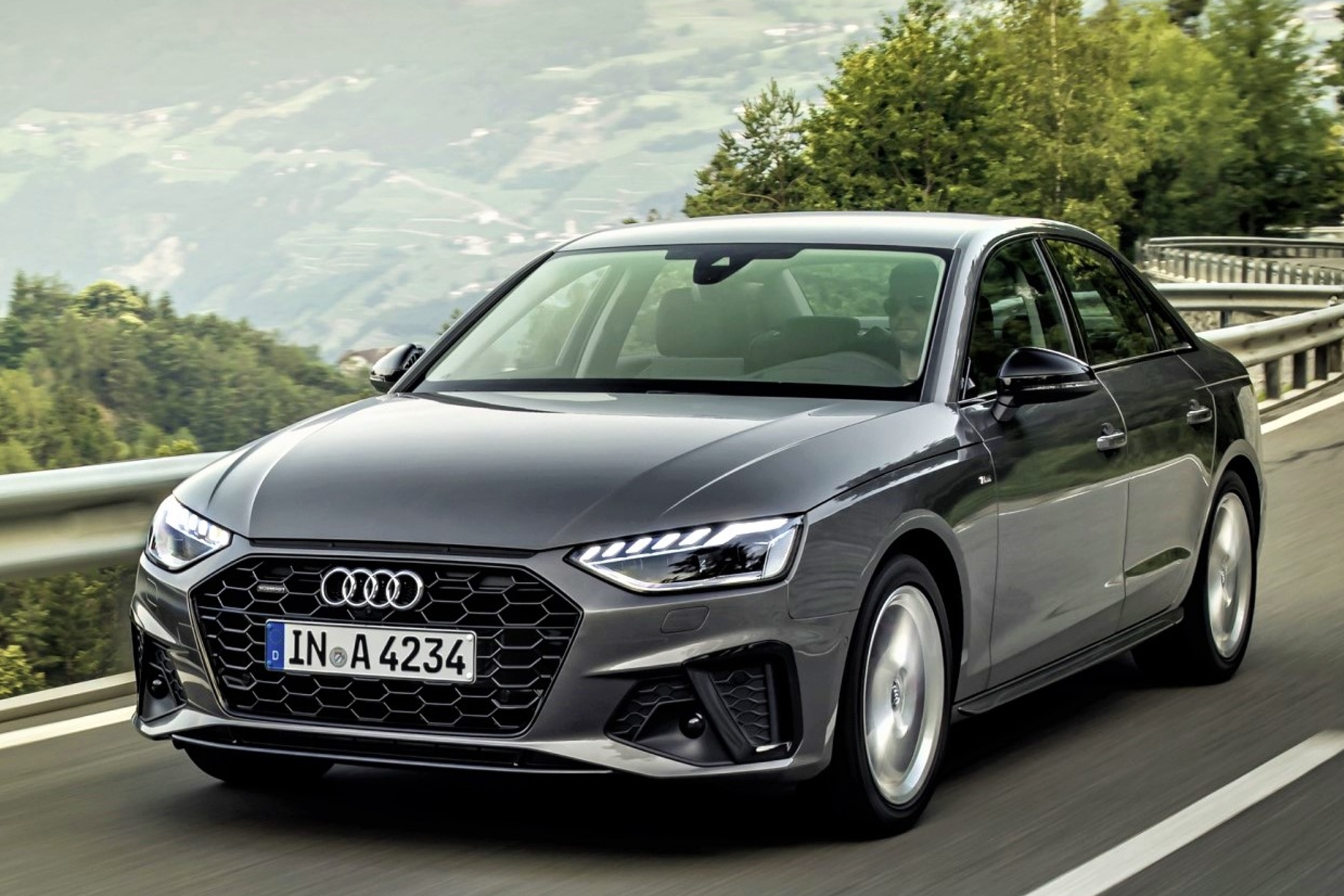 O novo A4 chega com design esportivo reforçado graças ao novo conjunto óptico e grade Singleframe