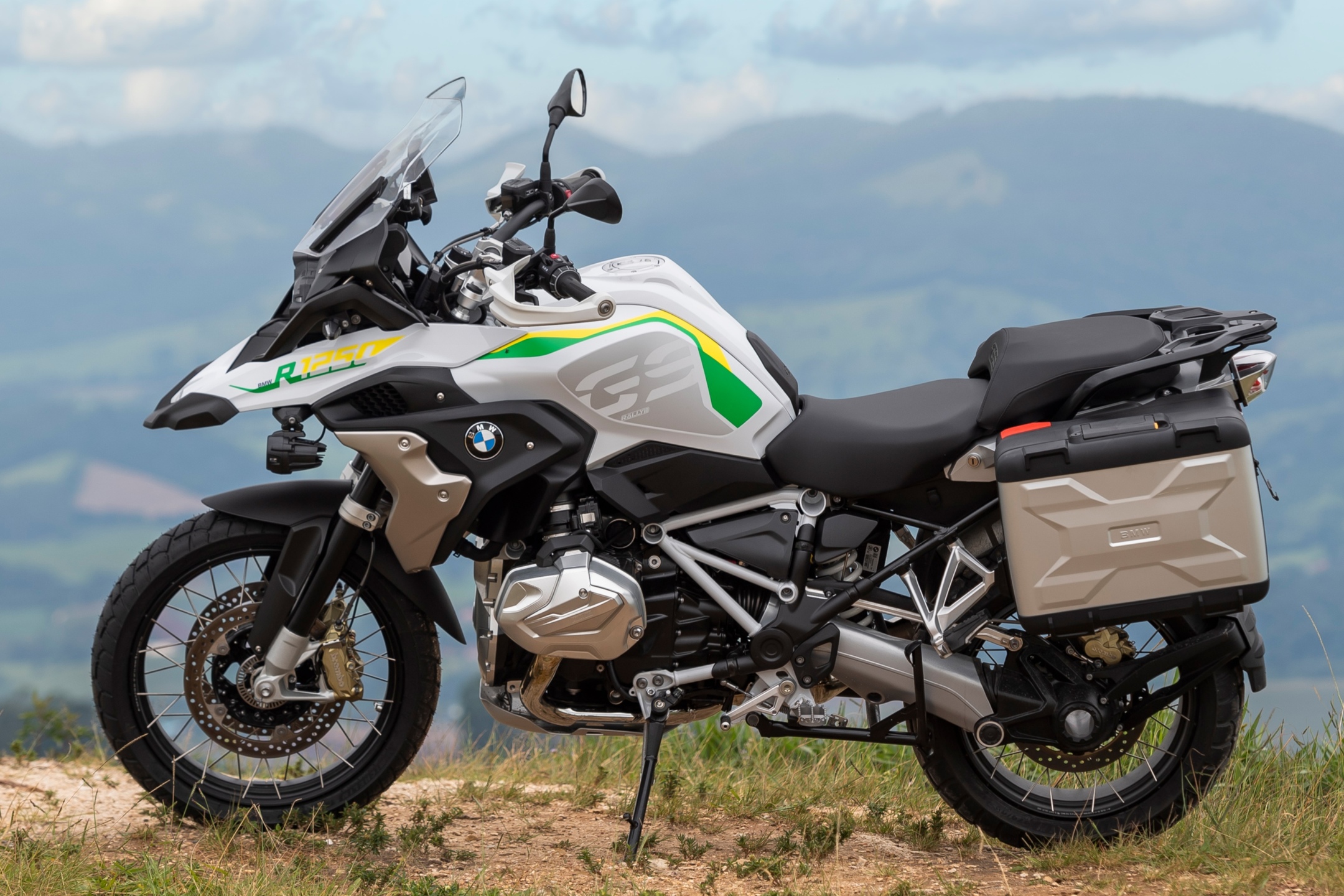 A R 1250 GS Edição Especial tem como diferenciais grafismos em tons de azul, verde e amarelo, em alusão às cores da bandeira nacional