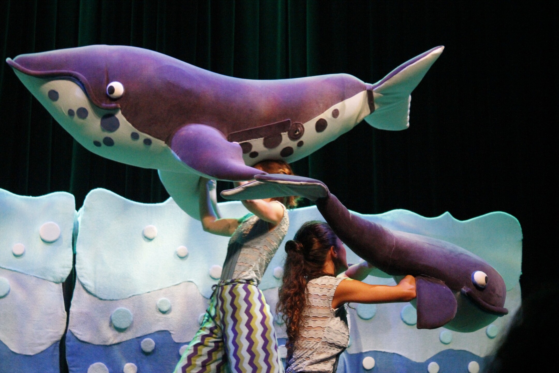 O ciclo de vida das baleias jubarte a baleia brasileira por excelência inspira a viagem ao fundo do mar de 'Círculo das Baleias'