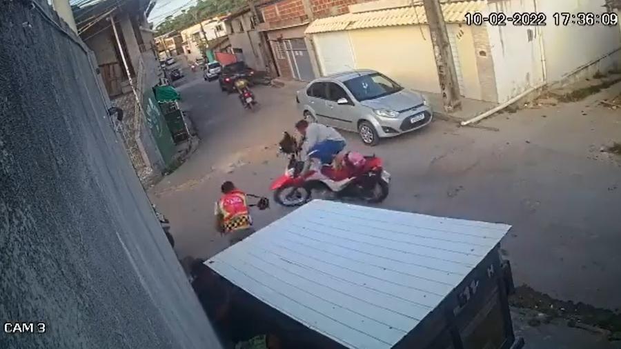 Com o impacto do arremesso, o assaltante cai e faz menção de pegar uma arma