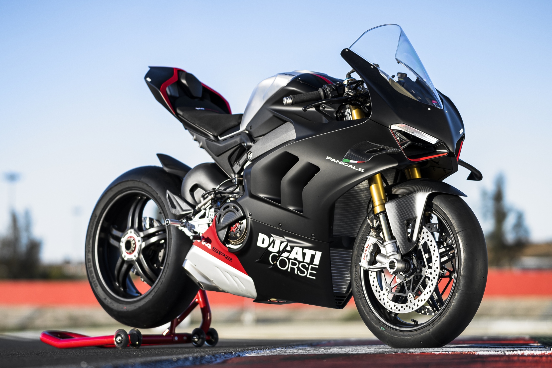 A Panigale V4 SP2 é o novo modelo de topo de gama entre as motos superesportivas da Ducati. Segundo a marca italiana, trata-se de uma versão especial e entusiasmante para condução em pista