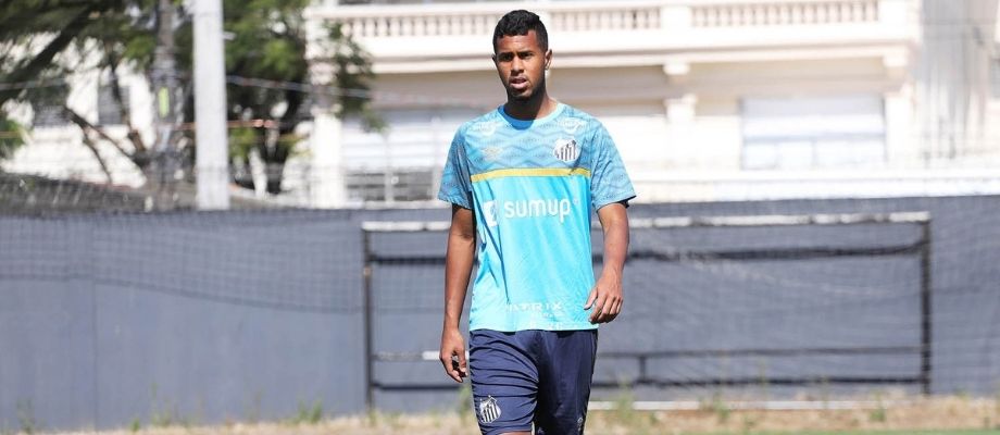Meia Ed Carlos, de 20 anos, vive a expectativa de ser promovido ao elenco profissional do Santos