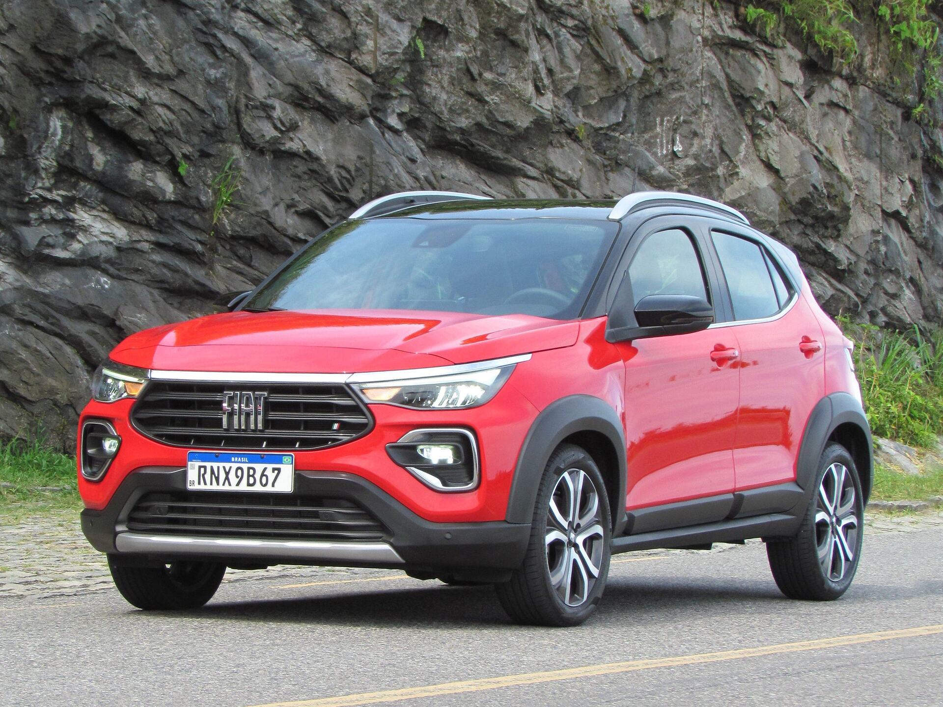 A ampla grade frontal estampa o logo da marca com a