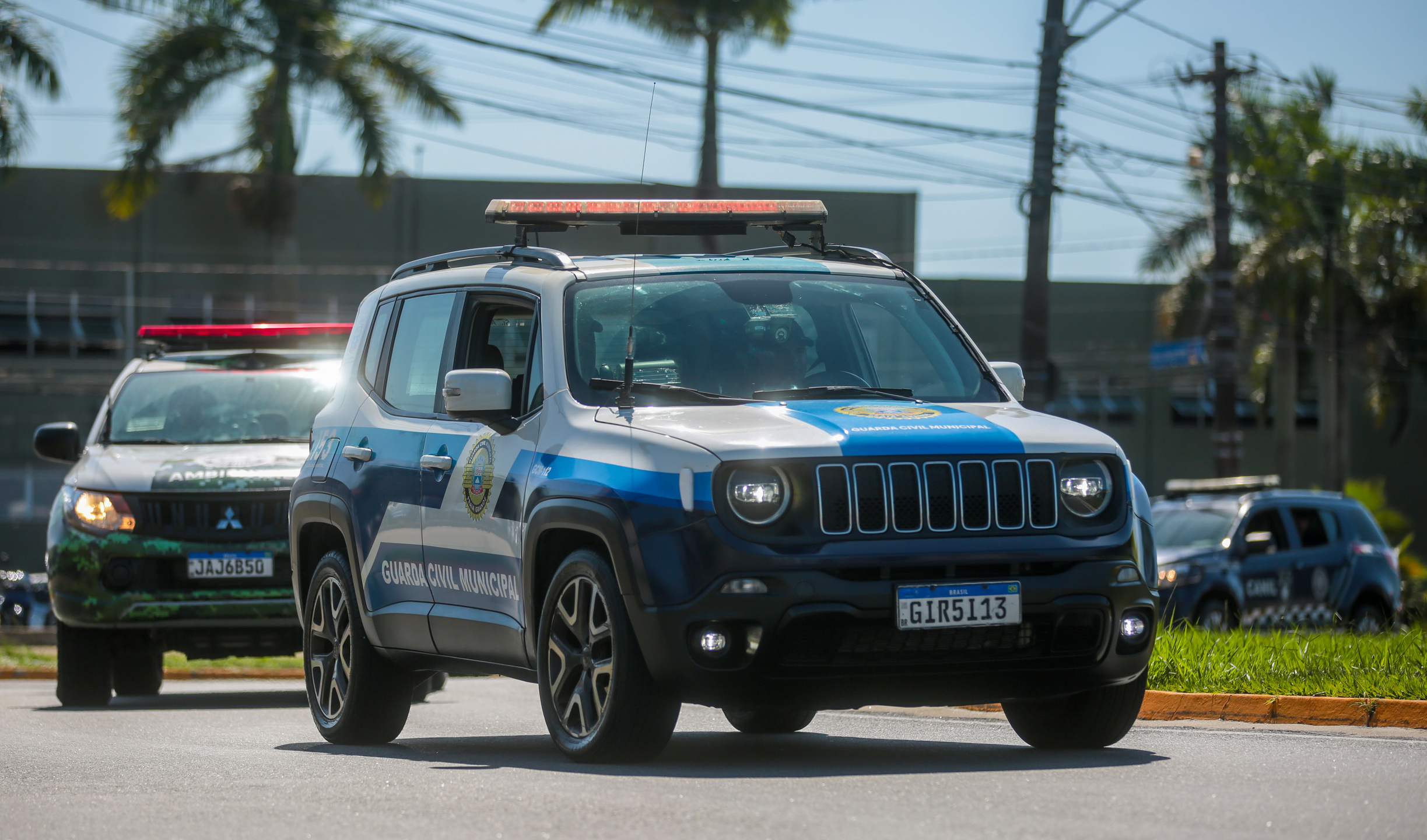 Populares afastaram o agressor com cadeiras, e a Guarda Civil Municipal conseguiu detê-lo