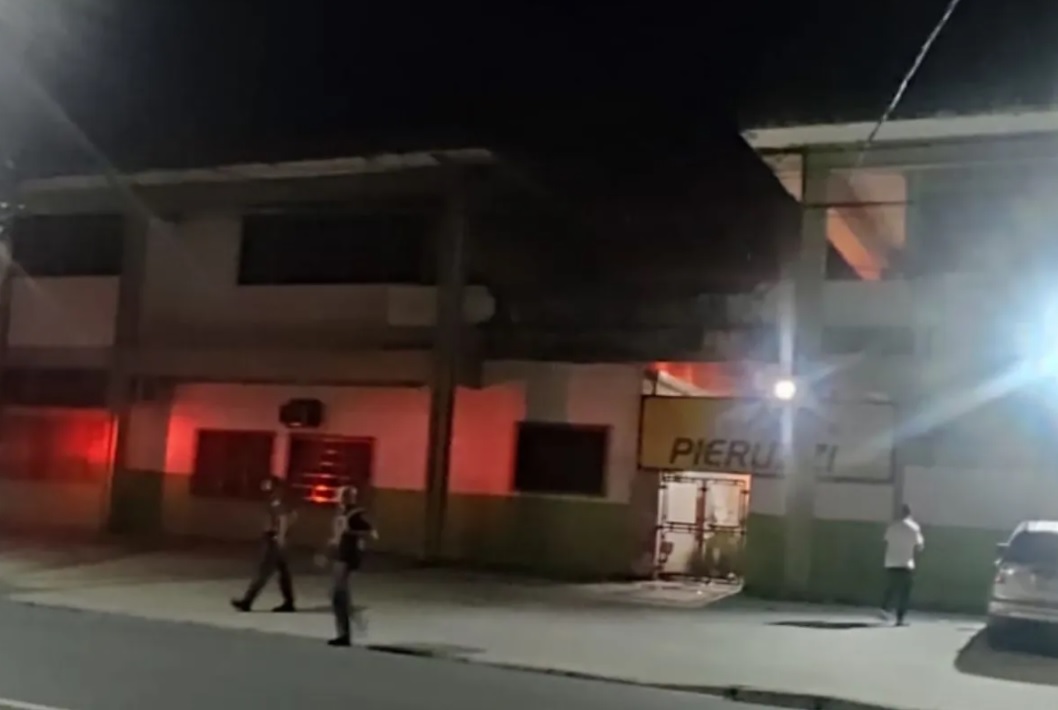 O fogo tomou conta de parte da UME Estado do Espírito Santo, que fica no bairro Vila Nova