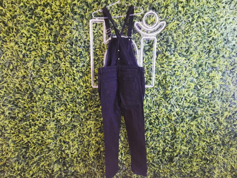 Leilão conta com 53 lotes com lances iniciais que variam entre R$ 19,90 e R$ 49,90, Entre os itens disponíveis há roupas e acessórios de marcas famosas, como Zara, Levis, Kipling e Nike