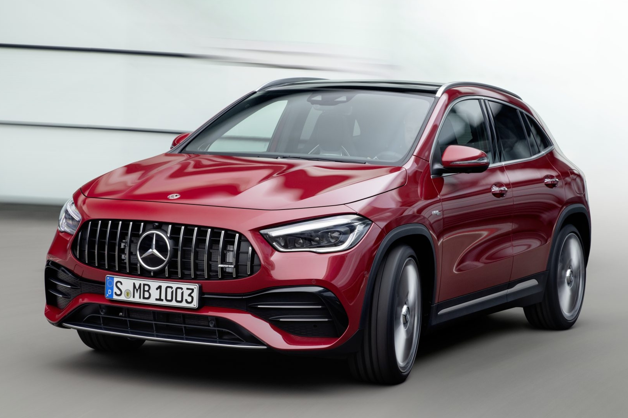 O novo GLA 35 4Matic busca atender ao cliente que deseja alta esportividade, design dinâmico e compacto, podendo ser usado tanto na cidade quanto em viagens