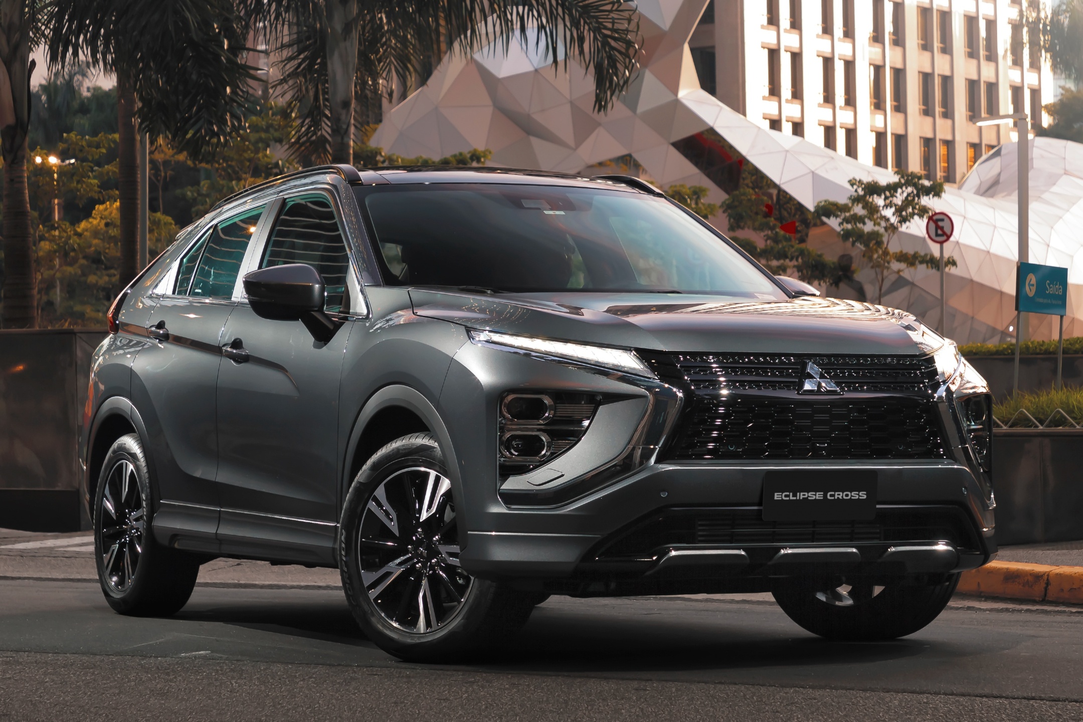 A linha Eclipse Cross tem como principal destaque o novo conceito Dynamic Shield Evolution, representando uma evolução em toda a identidade visual da marca