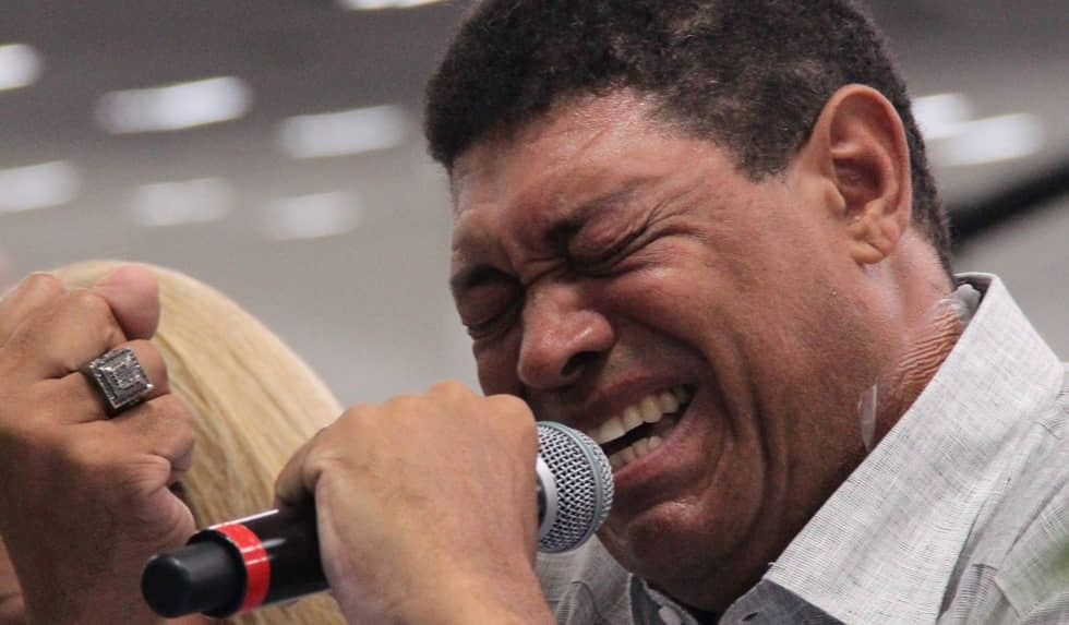 O apóstolo Valdemiro Santiago chorando durante culto.