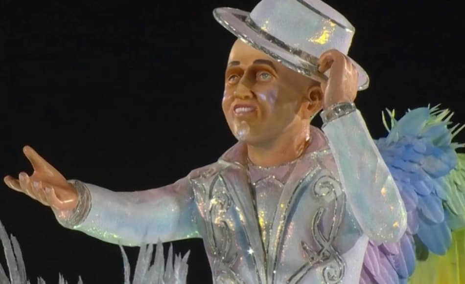 Estátua gigante de Paulo Gustavo em alegoria da São Clemente