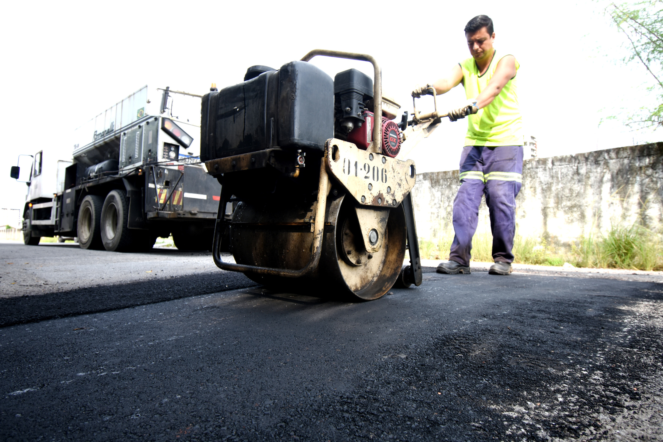 Prefeitura realiza serviços da Operação Tapa Buraco em diversos pontos de PG