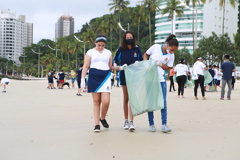 Alunos de Guarujá participam de coleta de microlixo na Praia da Enseada