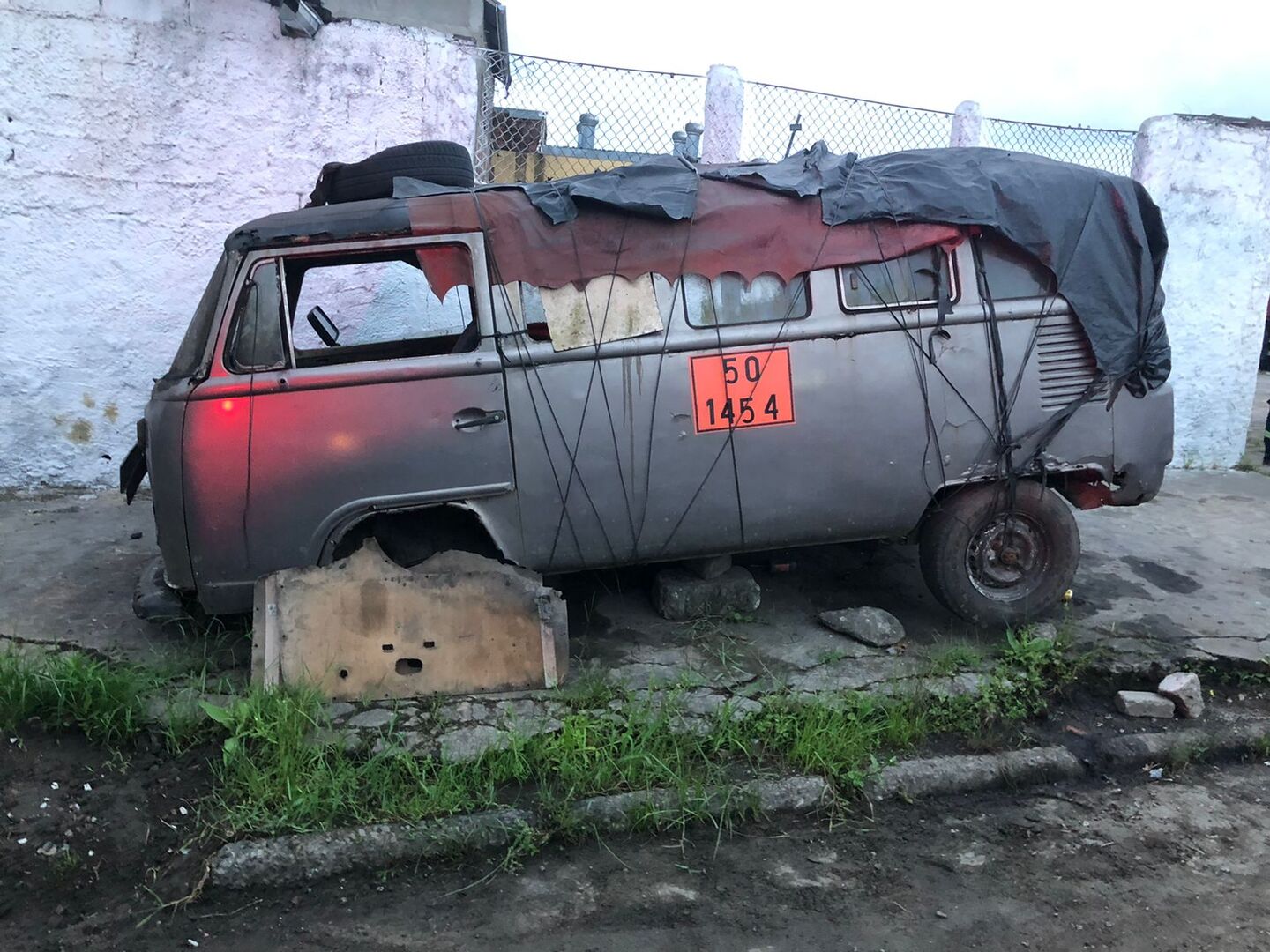 Os veículos abandonados nas vias públicas do Município são retirados de acordo com o Decreto 4034/2013, que define as regras para remoção