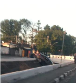 Carro cai em canal após ser atingido por veículo em alta velocidade na Zona Noroeste