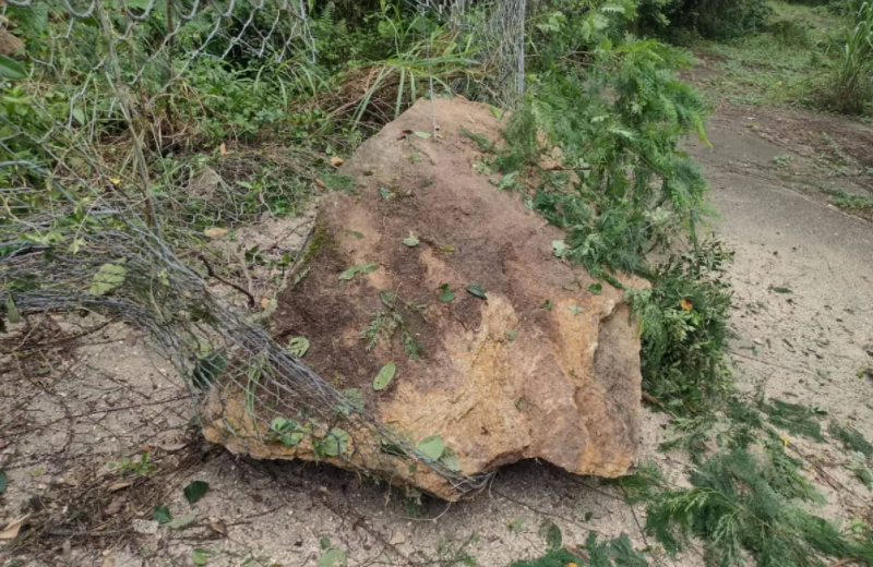 Bloco de rochas desliza no bairro Marapé, em Santos, e assusta moradores
